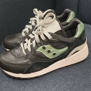 Saucony Black and Mint Green Shadow 6000 athletic sneakers SZ 6